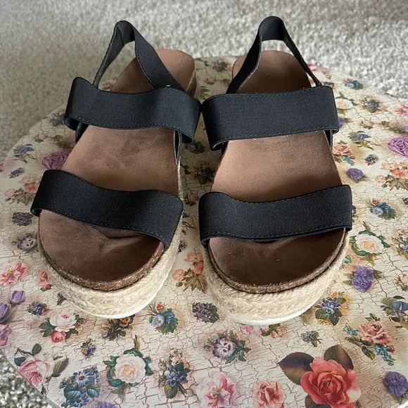 Madden Girl Sandals 8 - Picture 2 of 3